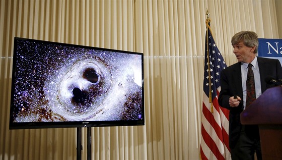 éf týmu pracujícího na experimentu LIGO na Kalifornské technice (Caltech)...