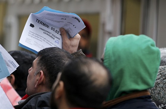 Migranti v Berlín ekají na registraci. (5. února 2016)