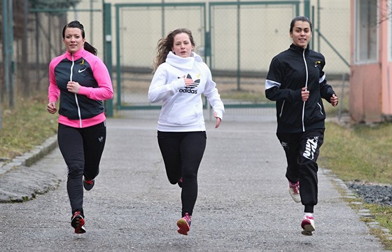 Lenka, Sandra a Pamela (zleva) trénují u� m�síc. Ve v�znici mají k dispozici...