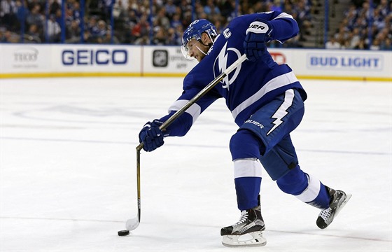 Steven Stamkos z Tampy Bay láme hokejku.