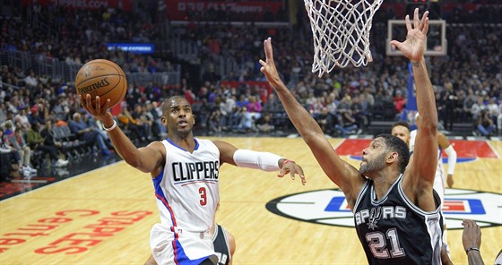 Chris Paul z Los Angeles Clippers zakonuje, brání ho Tim Duncan ze San Antonio...