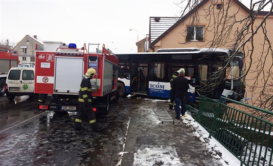 Ve Vlaimi idi autobusu dostal smyk a naboural do rodinného domu (17.2.2016)