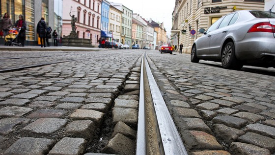 V ásti ulice 8. kvtna v centru Olomouce musela být sníena rychlost projídjících tramvají.