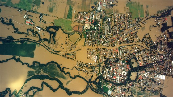 Letecký pohled na zatopenou Litovel na Olomoucku během povodní v červenci 1997.