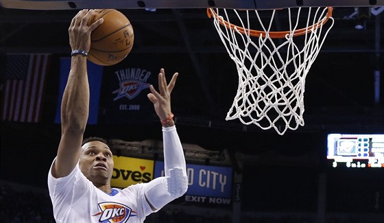 Russell Westbrook z Oklahoma City letí ke koi New Orleans.