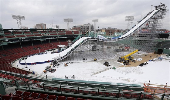 Mstek pro závody Big Air, který vyrostl na baseballovém stadionu Fenway Park v...