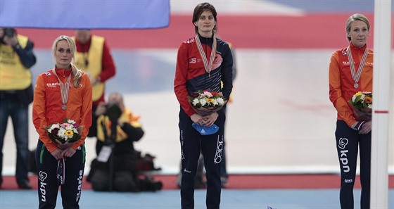 CEREMONIÁL. Martina Sáblíková (uprosted) a její chvíle slávy po triumfu na...