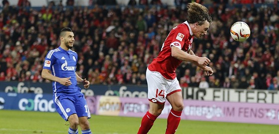 Julian Baumgartlinger (vpravo) z Mohue skóruje do sít Schalke.