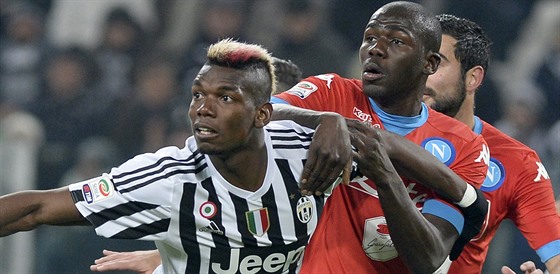 Paul Pogba z Juventusu (vlevo) a Kalidou Koulibaly z Neapole se přetahují.