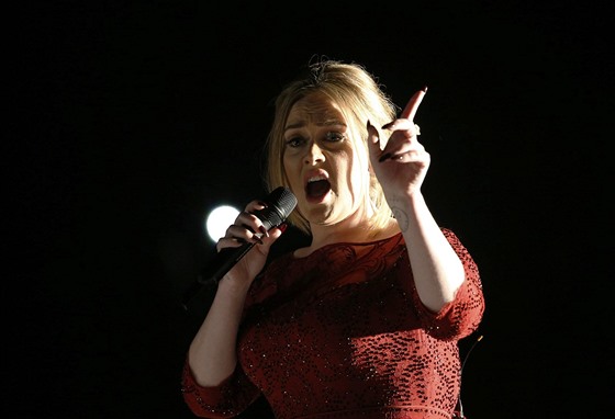 Adele na Grammy 2016 (15. února 2016)