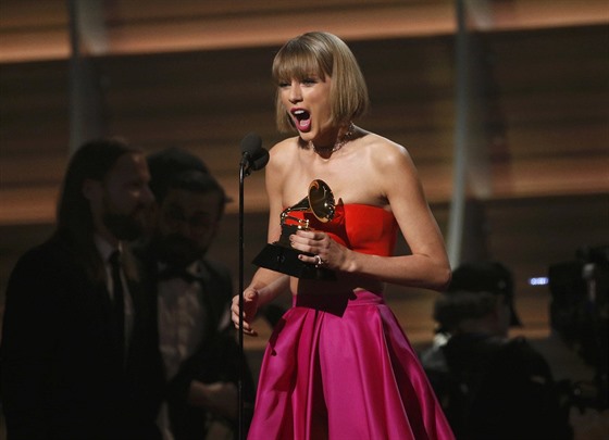 Grammy 2016: Taylor Swiftová s cenou za album roku  (15. února 2016)