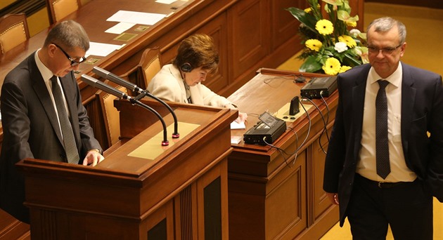 „Zabil lidi cez padáky.“ Babiš chtěl zvrátit omluvu Kalouskovi, neuspěl