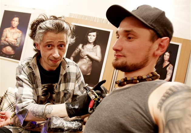 Blanenský tatér Jií Musil (vlevo) tetoval i Vladimíra Franze.