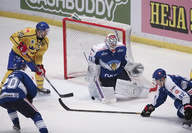 �védský hokejista Joel Lundqvist v �anci p�ed finským branká�em  Juhou Metsolou.