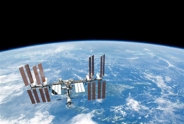 Mezinárodní vesmírná stanice (ISS) nad Zemí