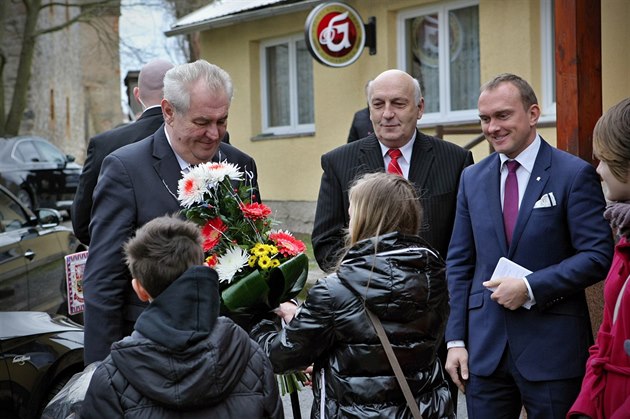 Prezident ve st�edu zakon�í t�ídenní náv�t�vu Plze�ského kraje. Dopoledne zavítal do Kornatic na Rokycansku.