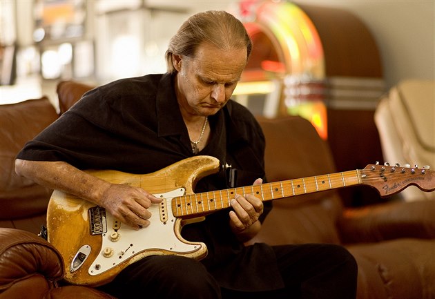 Kytarista Walter Trout, který v roce 2014 díky transplantaci jater sponzorované...