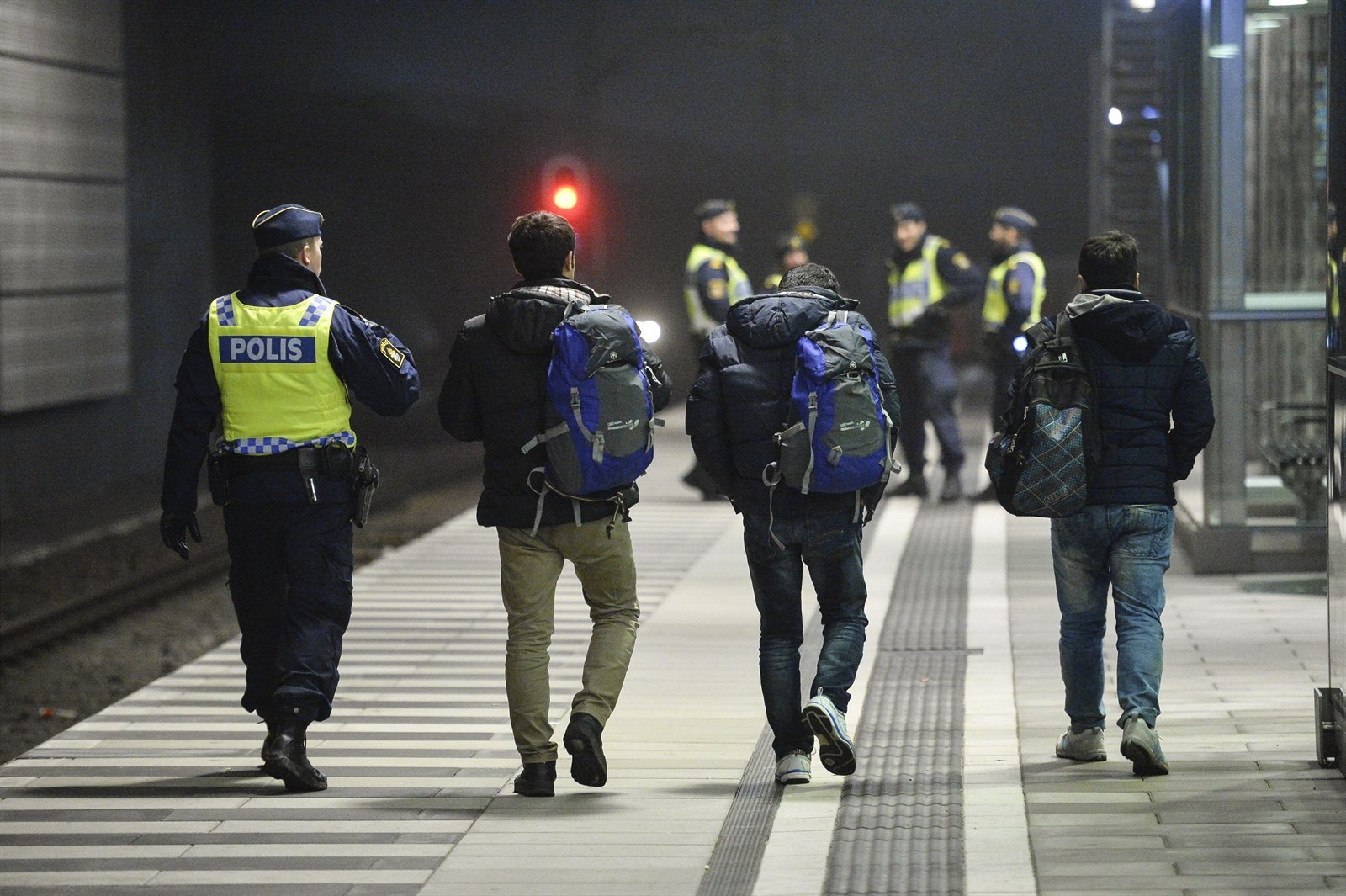 �védský policista doprovází b�ence na nádra�í Hyllie ve m�st� Malmö. (19....