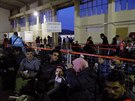 Lidé ekají na registraci v centru pro migranty na ostrov Chios. (16. února...
