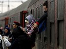 Benci vystupují z vlaku u vesnice Tabanovce na makedonsko-srbské hranici (10....