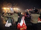 Severokorejci slaví start rakety dlouhého doletu (8. února 2016)
