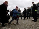 etí policisté na nádraí v Gevgeliji na ecko-makedonské hranici (12. února...