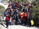 Turecká policie odvádí uprchlíky od pobeí, kde se chtli nalodit na lod...