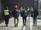 védský policista doprovází bence na nádraí Hyllie ve mst Malmö (19....
