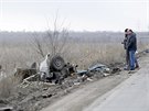 Trosky ukrajinského mikrobusu, který u obce Marinka najel na minu. Zahynuli ti...