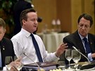 David Cameron (uprosted) na spolené veei evropských státník v Bruselu (19....
