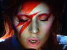 Lady Gaga na cenách Grammy ucitla památku Davida Bowieho