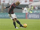Keisuke Honda z AC Milán se napahuje ke gólové stele v utkání proti FC Janov.