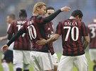 Carlos Bacca a Keisuke Honda z AC Milán slaví branku v souboji s FC Janov.