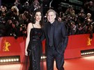 George Clooney s manelkou Amal (Berlín, 11. února 2016)