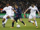 PROJDU? Lucas Moura z Paris Saint-Germain se snaí proklikovat obranou Chelsea.