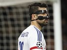 MU S MASKOU. Útoník Chelsea Diego Costa bhem zápasu s Paris Saint-Germain.