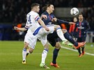 NEUHNU! Zlatan Ibrahimovic z Paris Saint-Germain si kryje mí ped Garym...