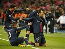 A JE TAM! Zlatan Ibrahimovic z Paris Saint-Germain oslavuje se spoluhrái svj...