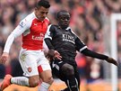 Ngolo Kanté (vpravo) v souboji s Alexisem Sánchezem bhem utkání mezi Arsenalem...