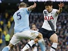 Tottenhamský Son Heung-Min klikuje ped obráncem Manchesteru City Pablem...