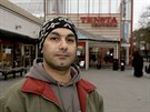 Iráan Ali pózuje ped nákupním centrem v Tenst.