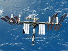 Mezinárodní vesmírná stanice (ISS) nad Zemí.