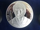 Fotbalová legenda Antonín Panenka si razí zlatou medaili v jablonecké mincovn