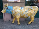 Kráva u restaurace Kulaák na Vítzném námstí v Dejvicích.