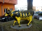 Kráva s názvem Vosa ve Veleslavín ped budovou Coty.