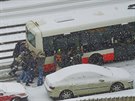 Cestující museli vlastními silami uvést do pohybu autobus, která ml kvli...