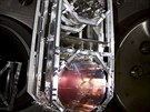 Optická soustava detektoru LIGO s ástí posledního (tvrtého) tlumie, na...