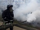Zdravotník v Peru dezinfikuje hbitov, aby zamezil mnoení komár íících...