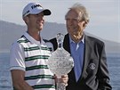 Vaughn Taylor s trofejí pro vítze turnaje v Pebble Beach, gratuluje mu reisér...