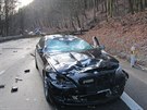 Auto, na které spadl strom na silnici v Buchlovských horách.
